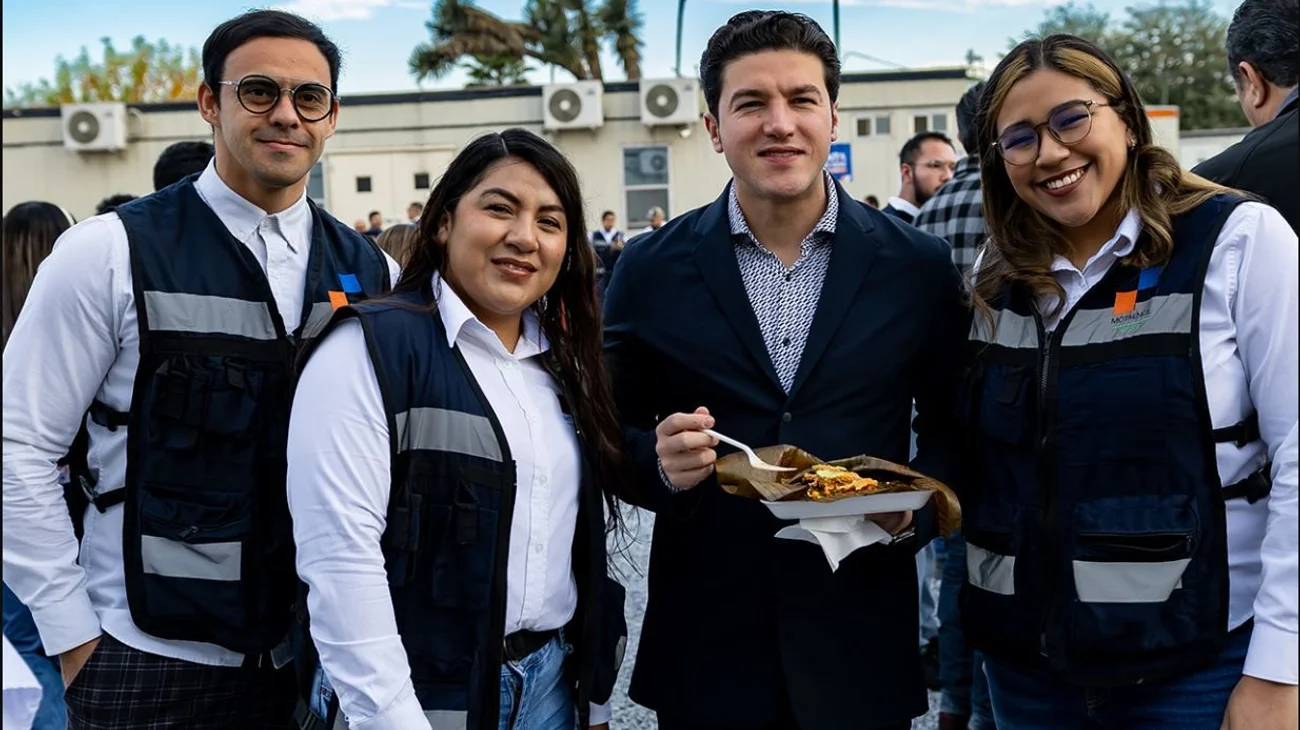 Sorprende Samuel con tamaliza para trabajadores de la Línea 4 y 6
