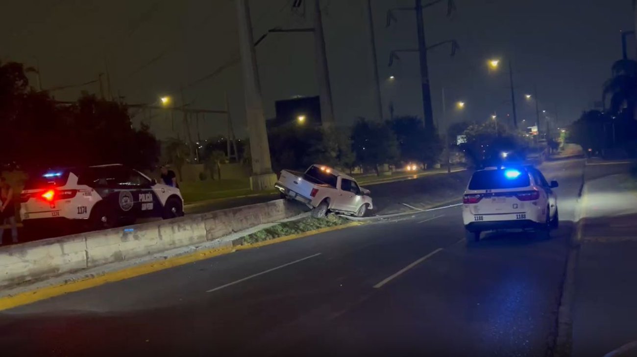 Chocan camioneta contra luminaria en San Pedro; sin lesionados