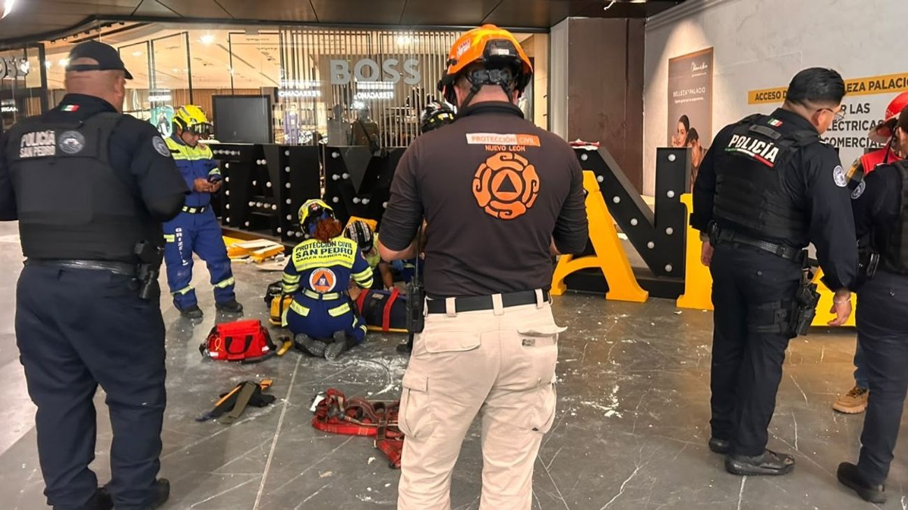 Cae trabajador de hasta 30 metros en plaza comercial de San Pedro