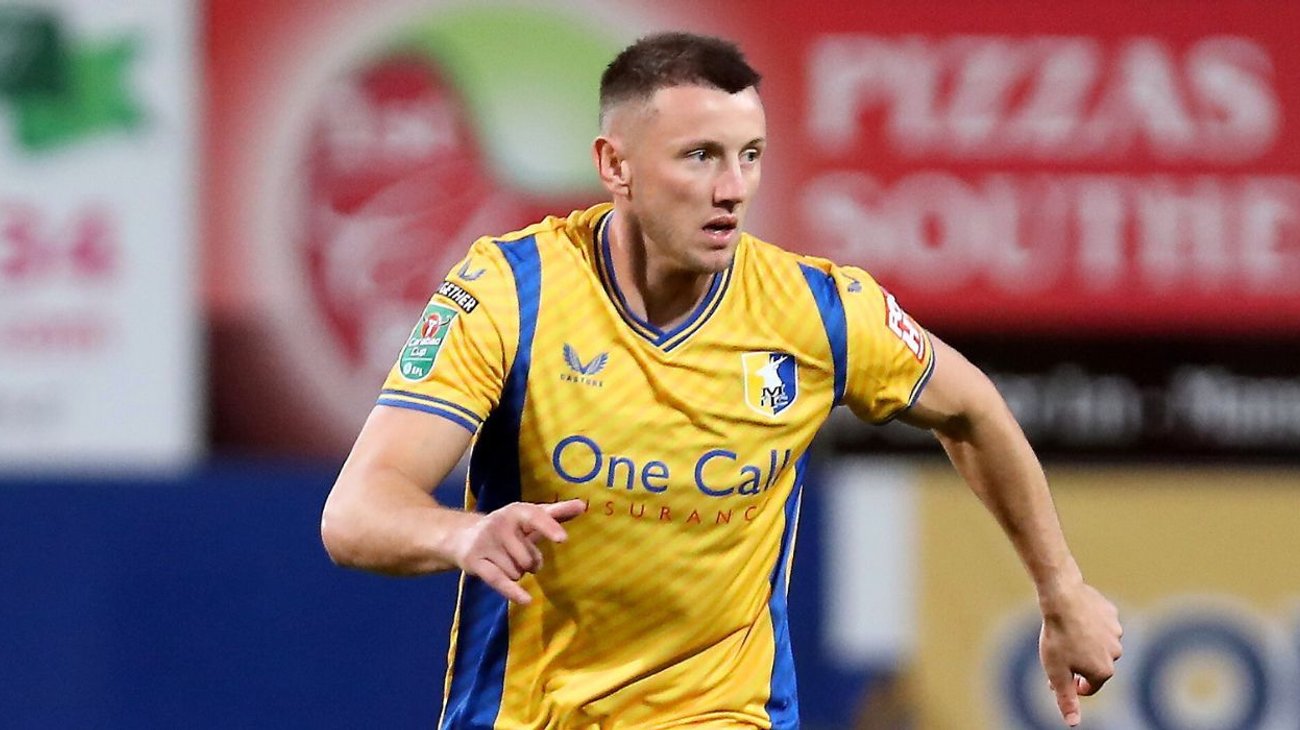 Sancionan a futbolista por tocar partes íntimas de dos rivales