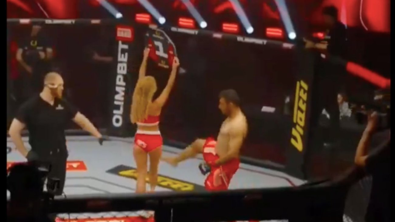 Sancionan a luchador iraní por agredir a ring girl en Moscú