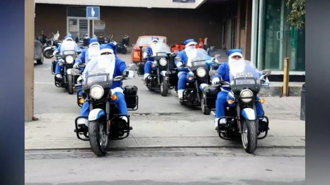 Pintan de color azul a Santa Claus en San Nicolás