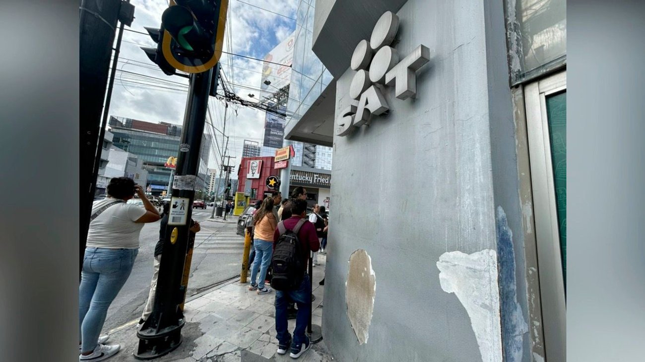 Reanudan labores trabajadores del SAT tras protestas