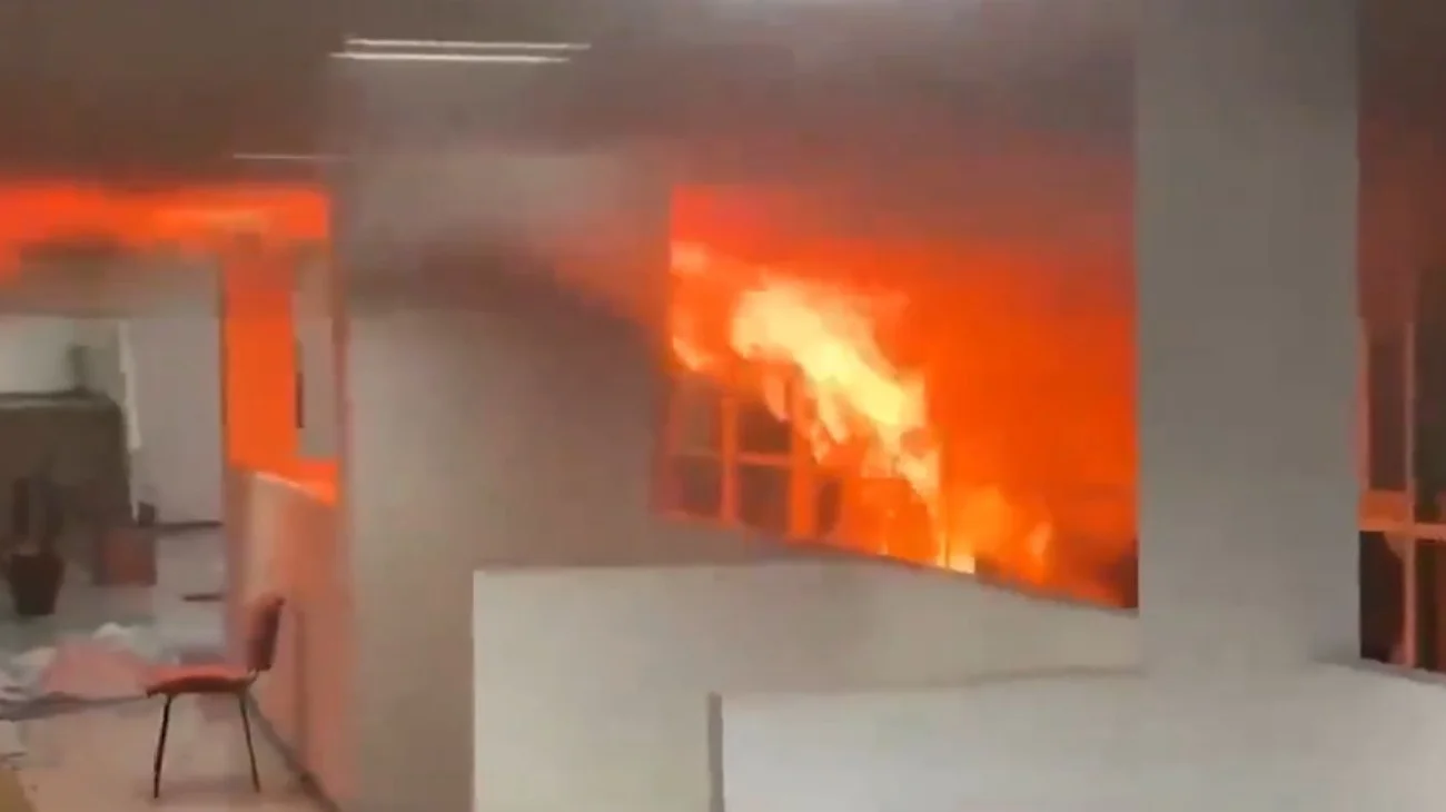 Integrantes de la CNTE incendian instalaciones del SNTE