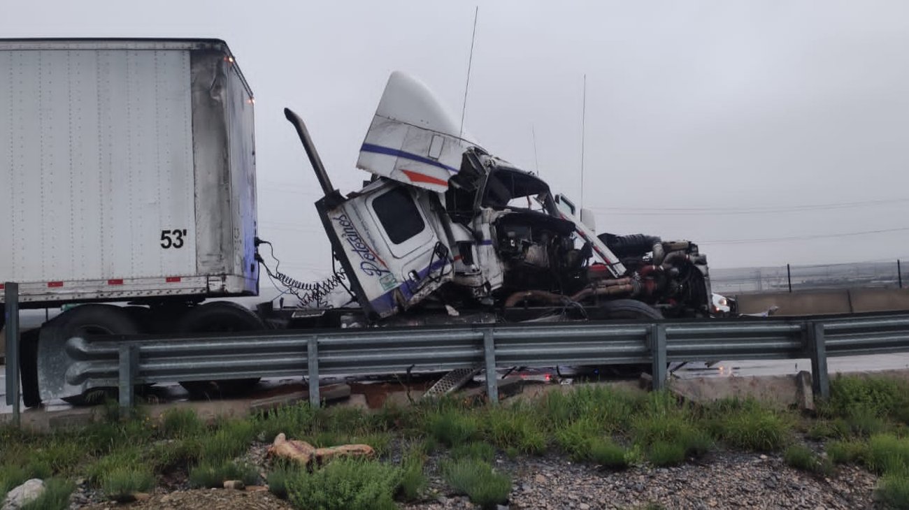 Se accidenta chofer de tráiler en la Monterrey-Saltillo