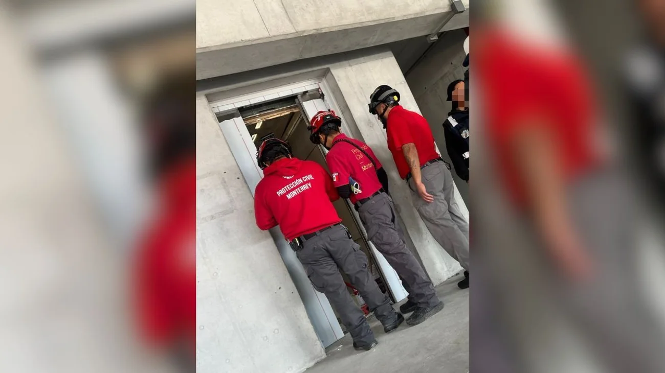 se_atoran_10_personas_en_elevador_de_torre_de_departamentos_una_2400c82deb