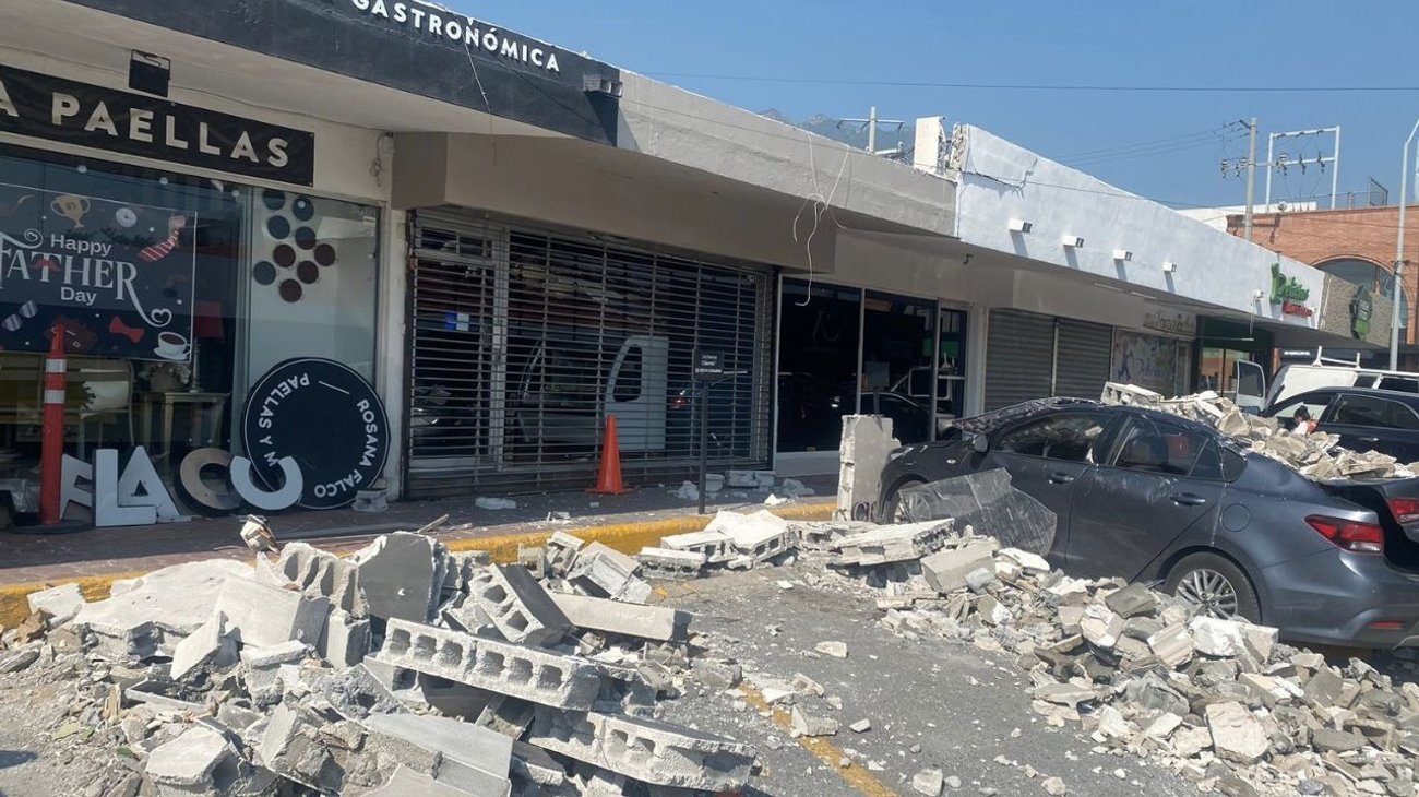 Se derrumba barda en plaza de San Pedro tras fuertes lluvias