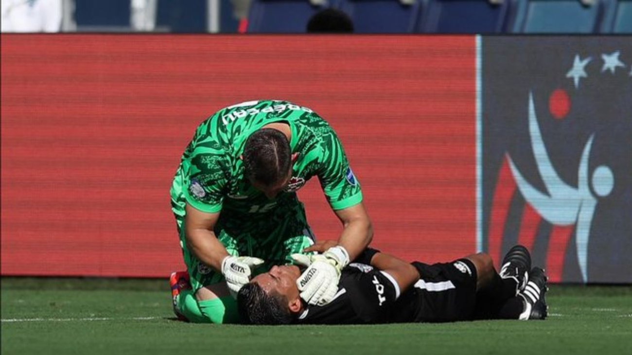 Se desvanece juez de línea en partido de la Copa América