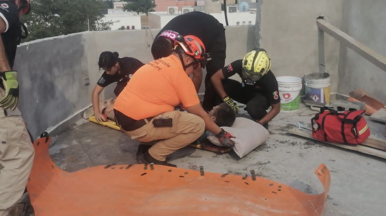 Se electrocuta albañil durante construcción en Guadalupe