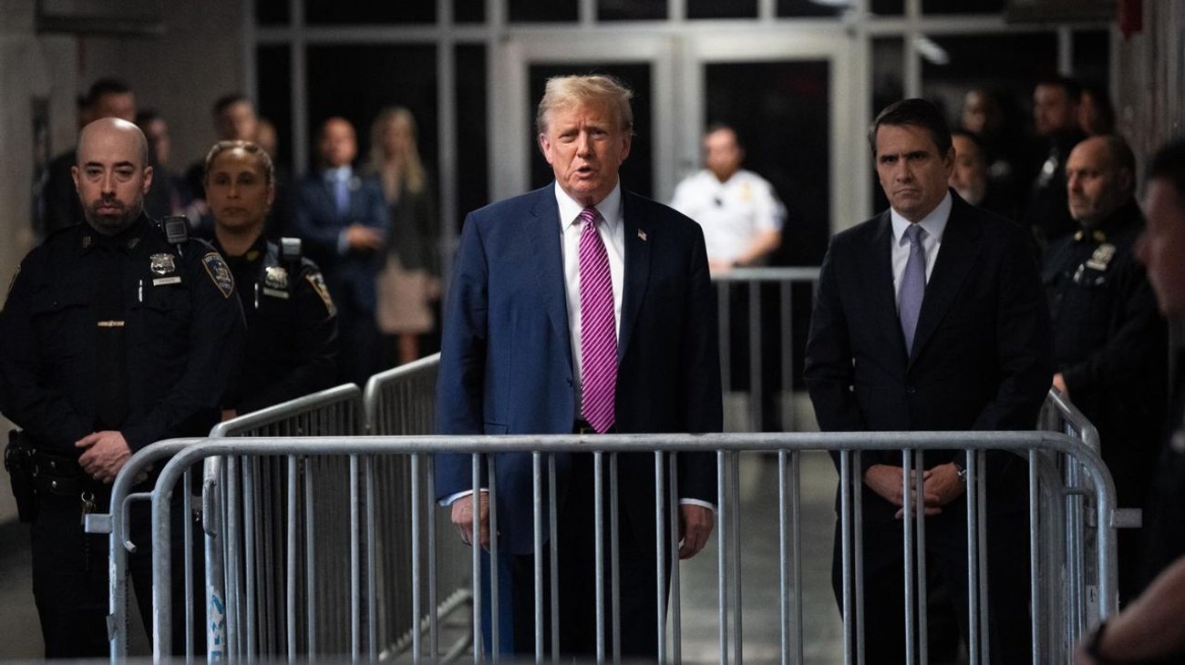 Se incendia hombre fuera del tribunal que juzga a Trump