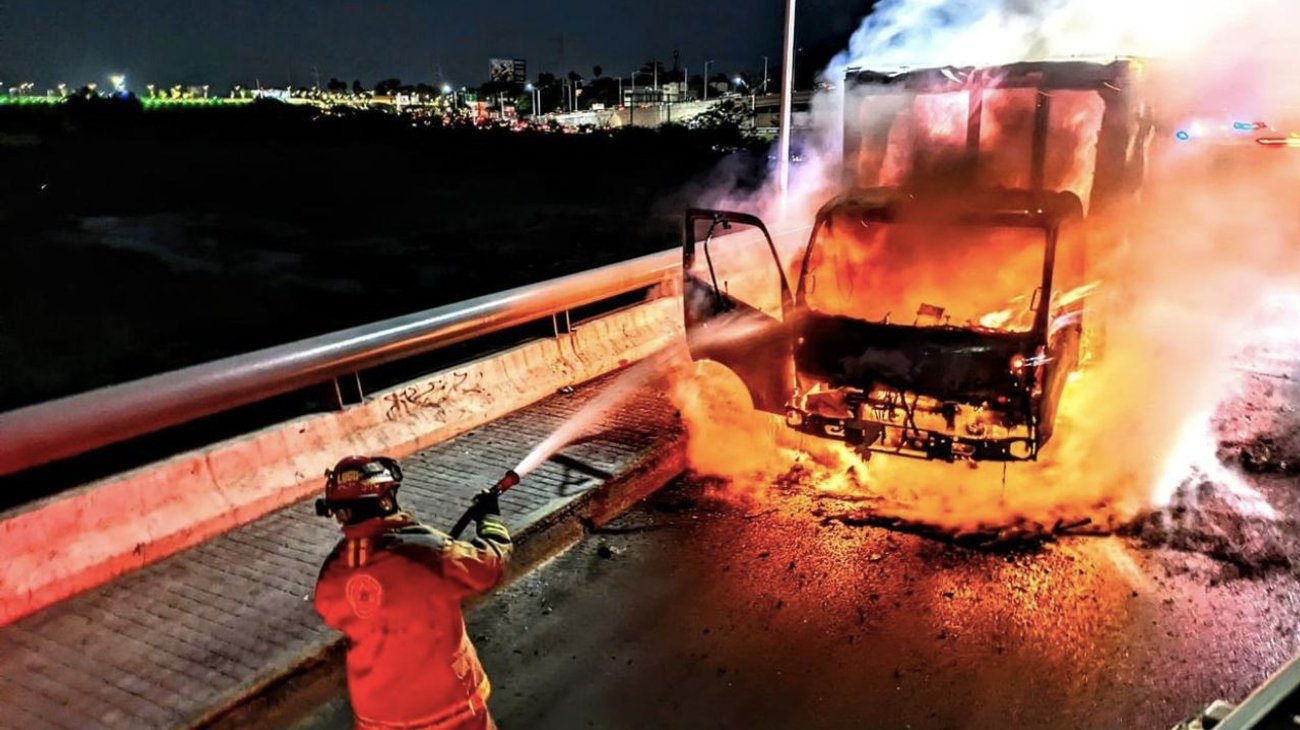 Se incendia un camión de paquetería en Revolución