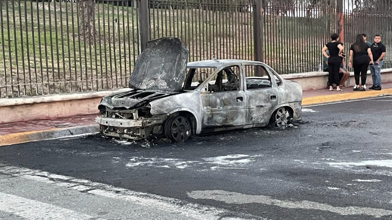 Se incendia vehículo sobre avenida Constitución