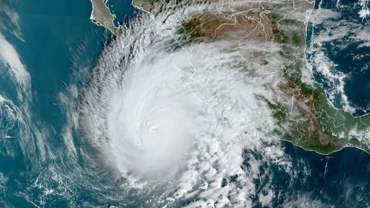 Se intensifica Kristy a huracán categoría 1 frente a Jalisco