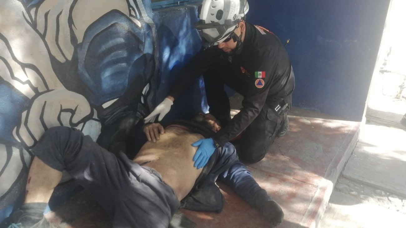 Se lesiona hombre tras caer en registro abierto
