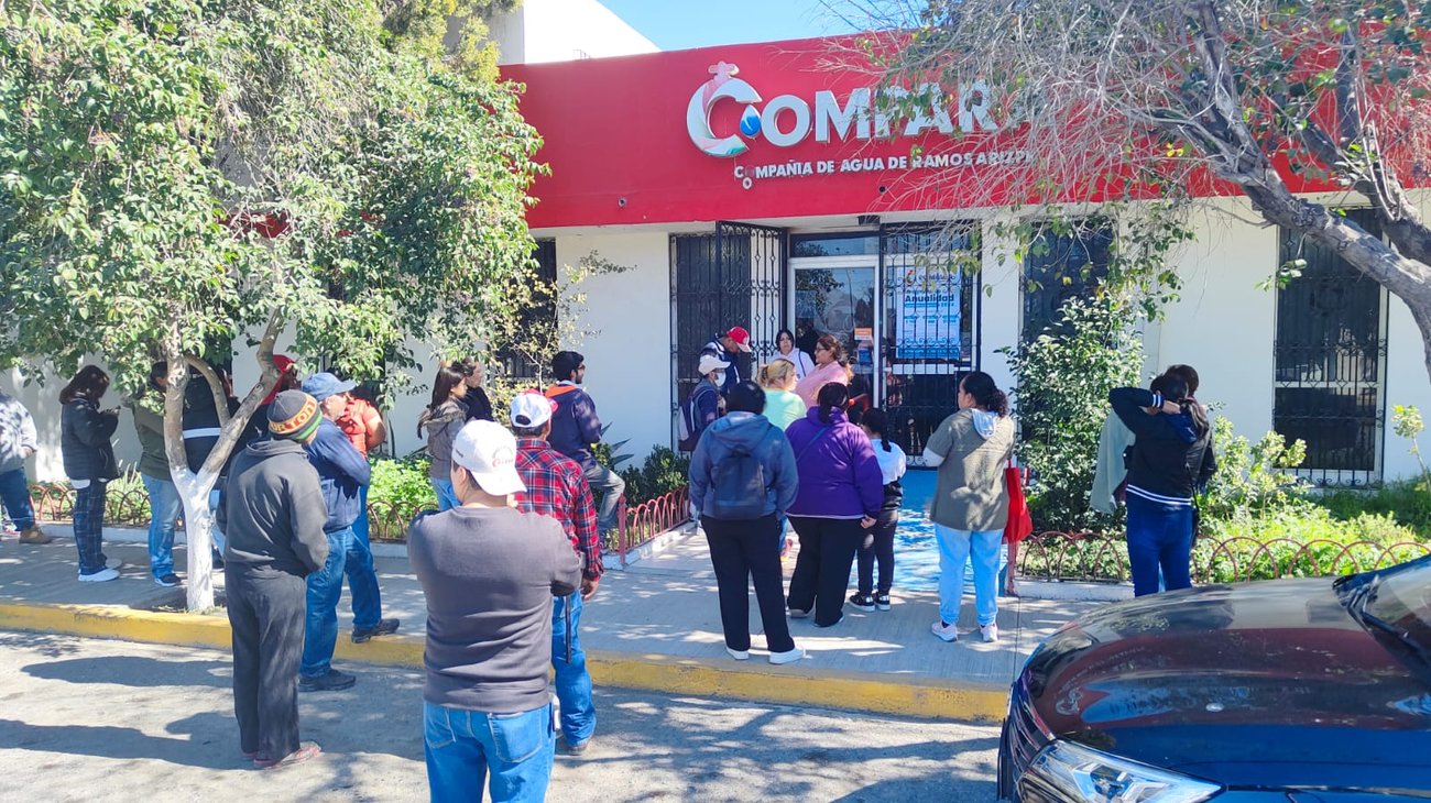 Se quedan usuarios en la fila para regularizar sus adeudos