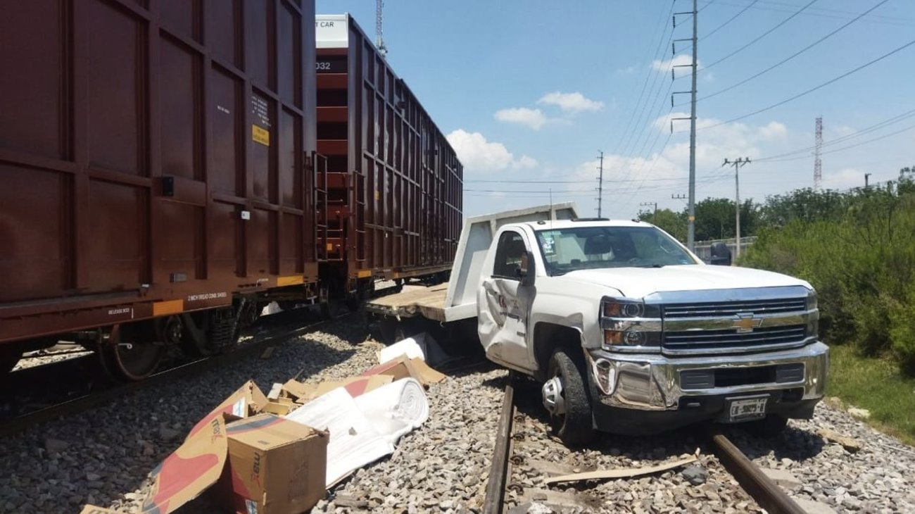 Se registra doble accidente en cruce ferroviario 