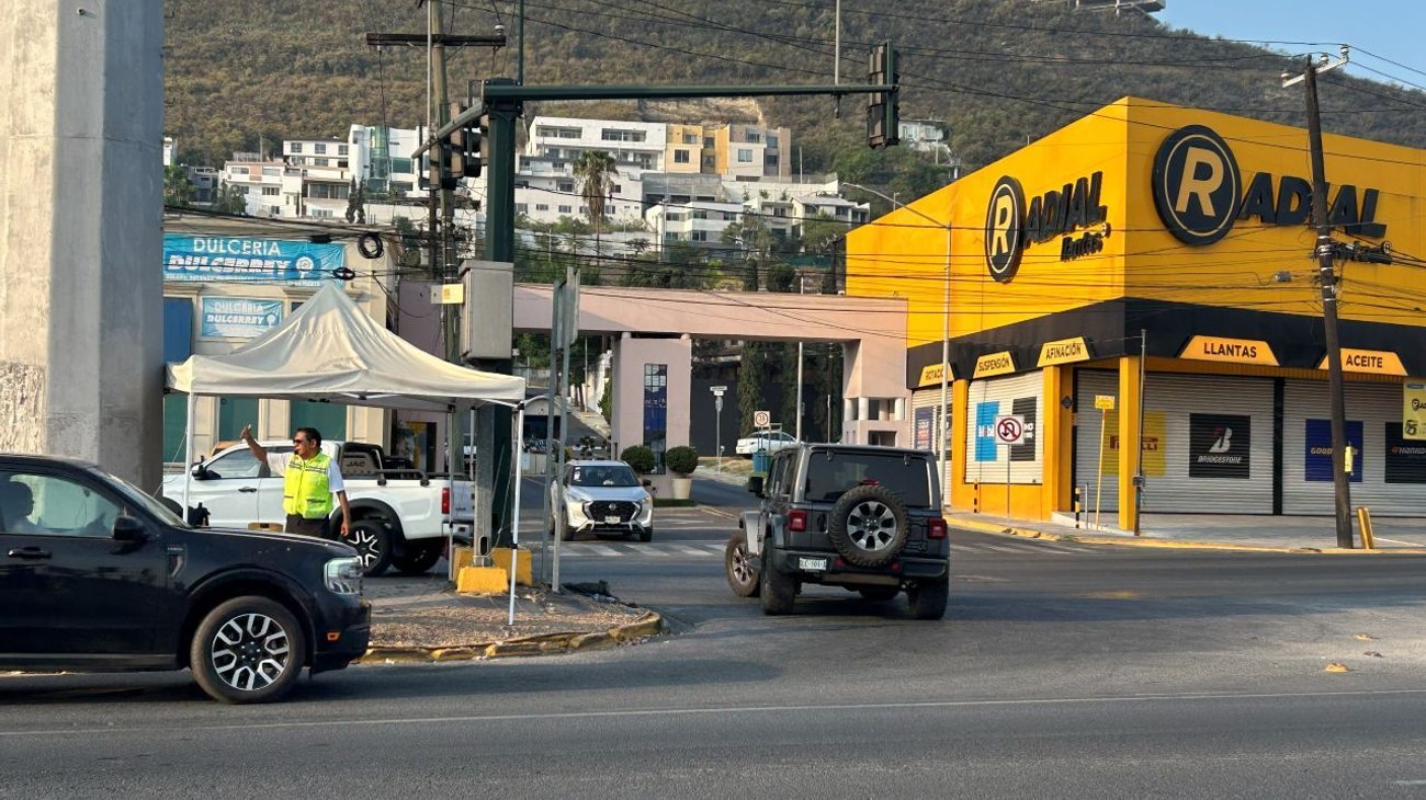 Proyecta Monterrey retirar semáforo en Morones Prieto 