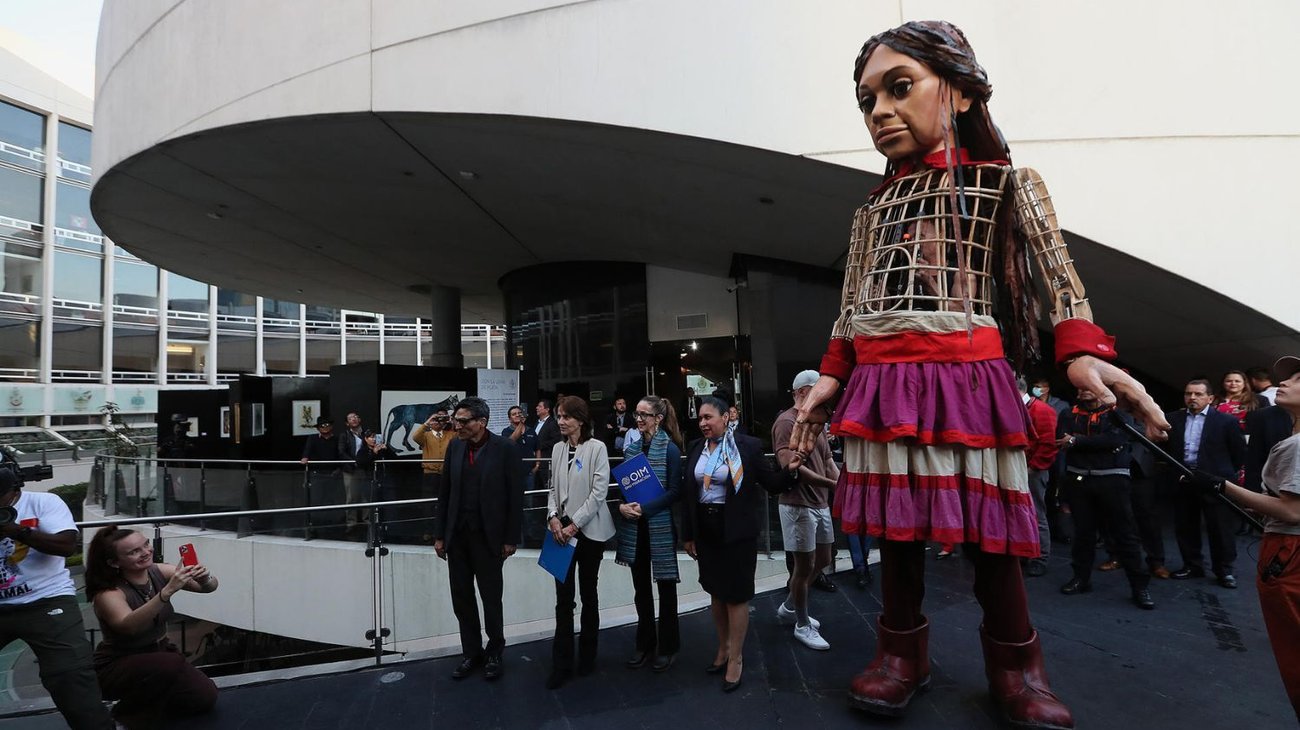 Senado recibe a muñeca gigante Amal, símbolo de refugiados