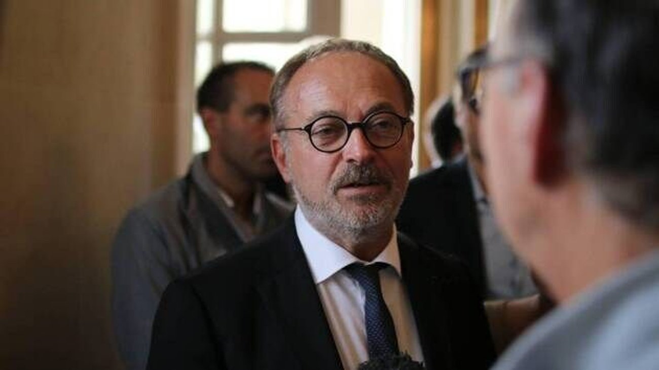 Acusan a senador de drogar a diputada para abusar de ella