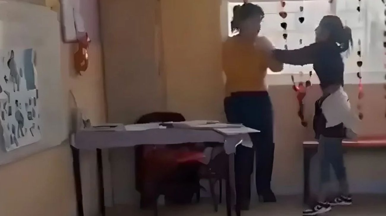 Separan de su cargo a maestra por presunto maltrato infantil