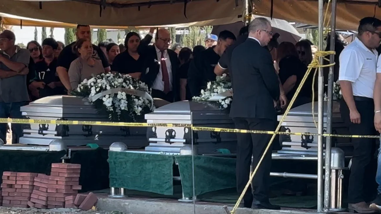 Despiden entre aplausos y llanto a más víctimas de accidente 