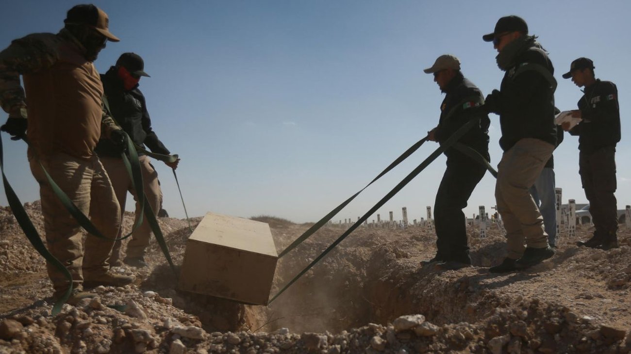 Autoridades sepultan 67 cadáveres no identificados en Juárez