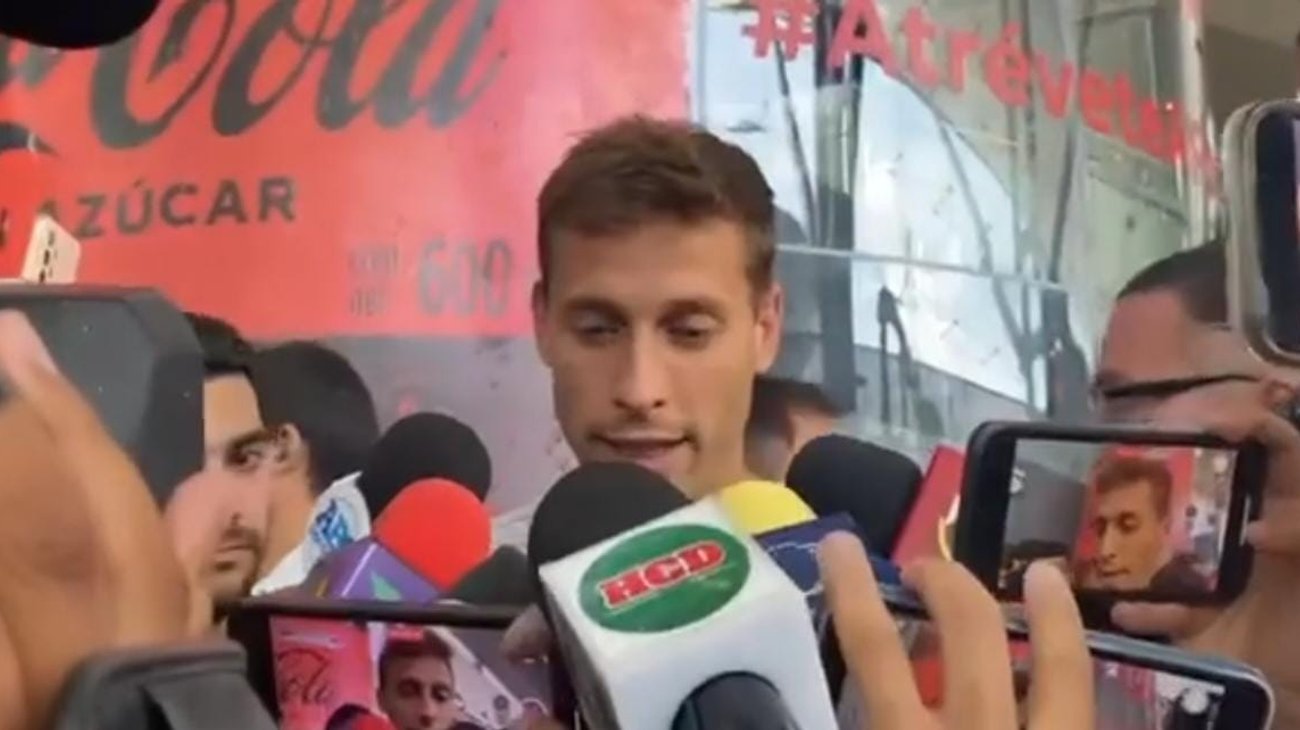 Canales pisa suelo regio y causa furor en el Aeropuerto