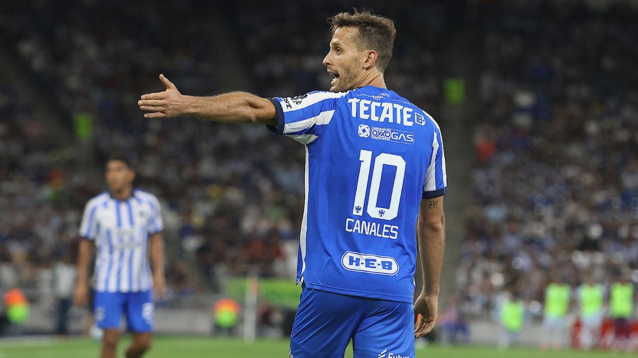 Canales levanta la mano para jugar de centro delantero