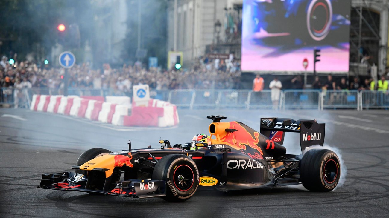 'Checo' Pérez participa en espectáculo en centro de Madrid