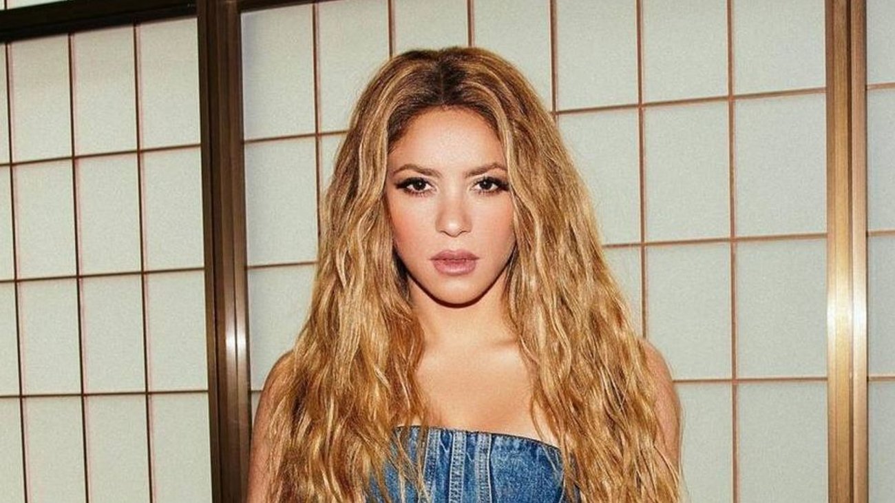 shakira_593d809a70