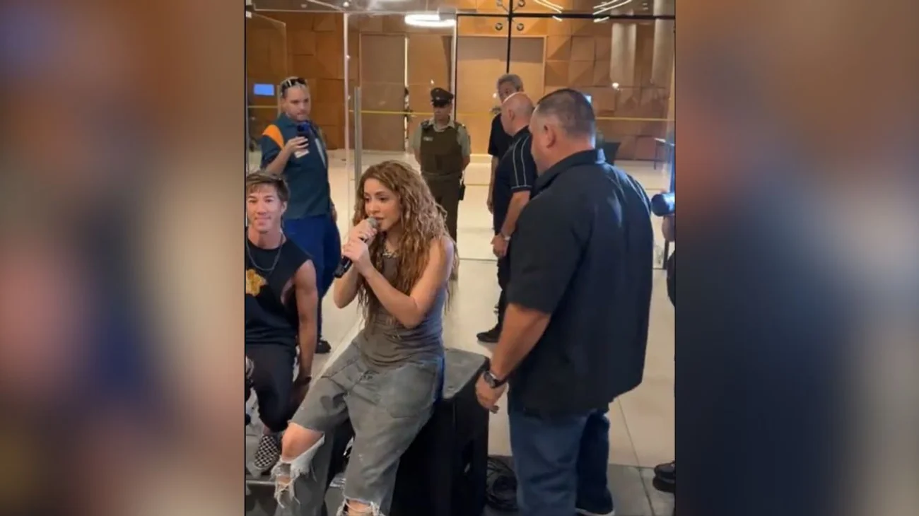 Shakira realiza un mini concierto afuera de su hotel en Chile