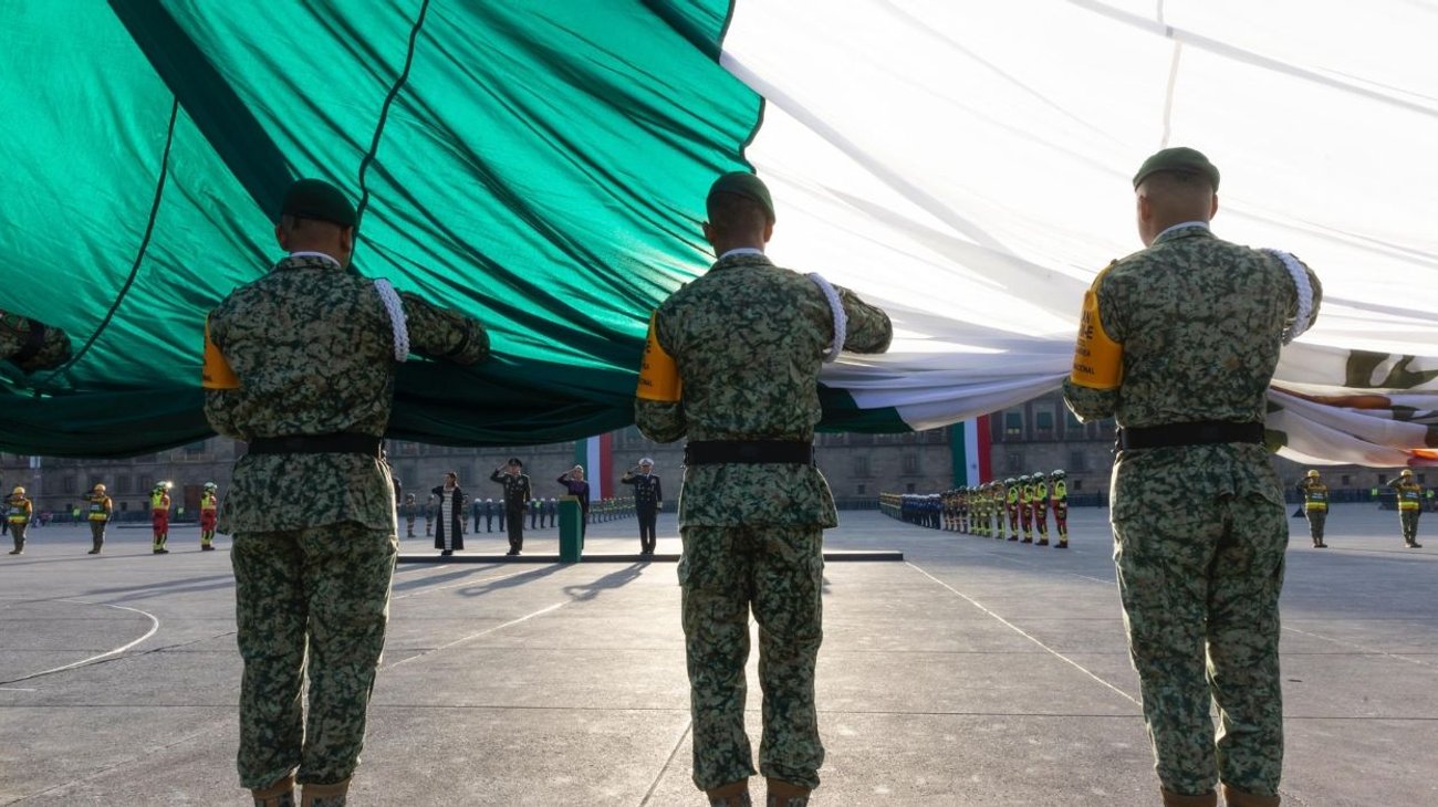 Conmemoran en el Zócalo a víctimas de sismos de 1985 y 2017