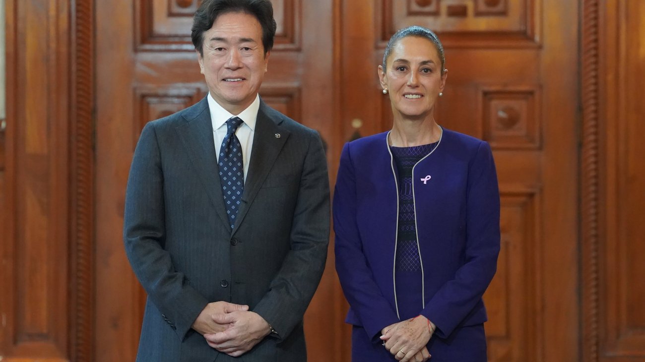Sheinbaum recibe al director de Mazda para hablar de inversiones