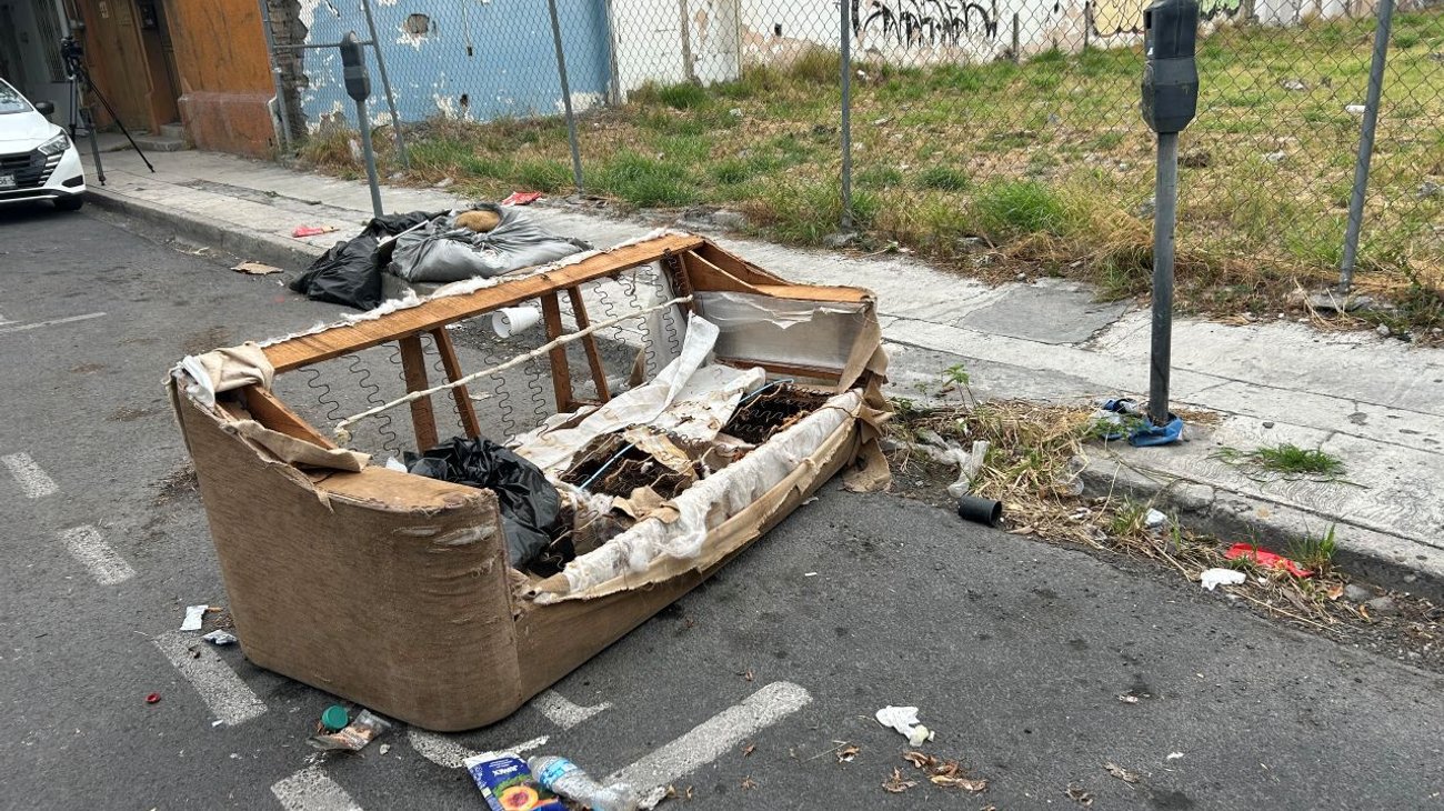 Abandonan sillón inservible en cajón de estacionamiento