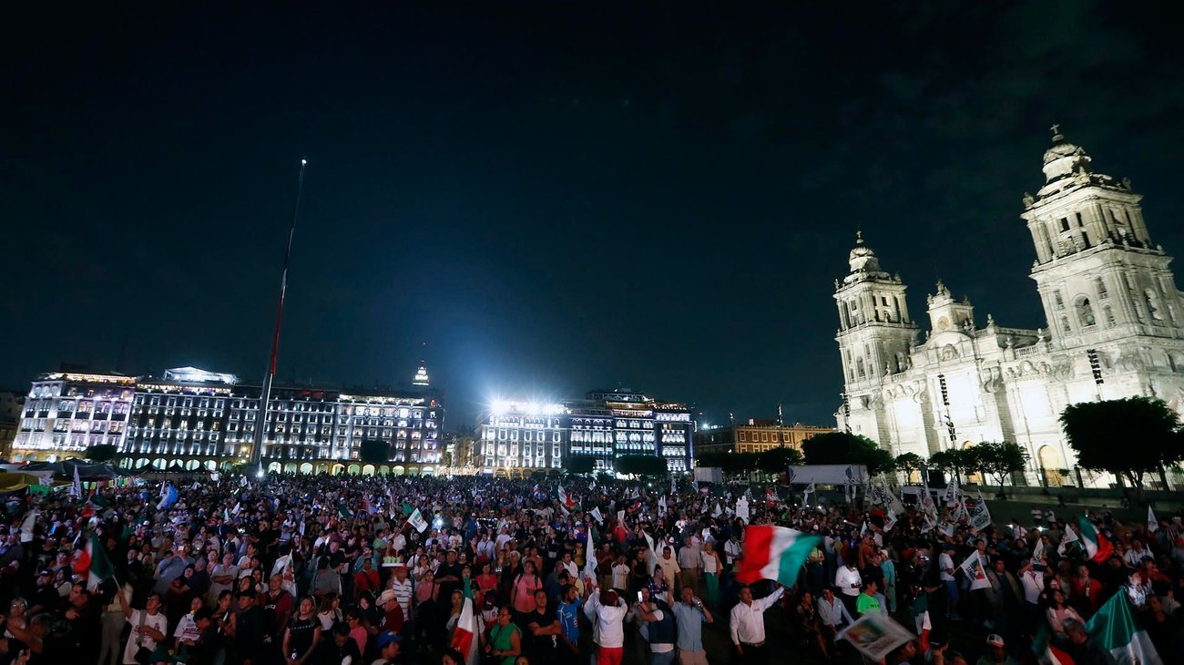 Simpatizantes de Sheinbaum se reúnen para celebrar en Zócalo