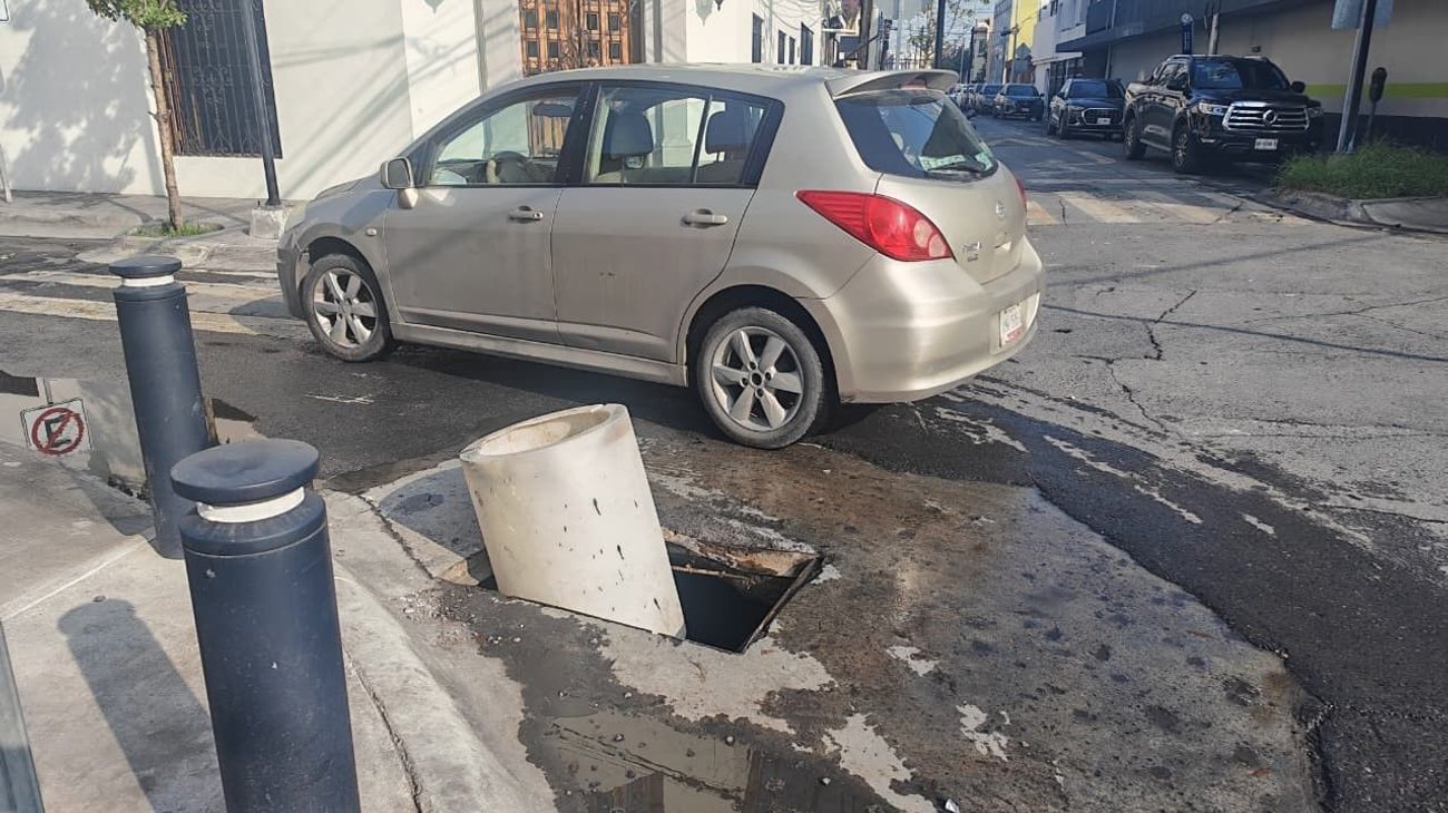 Denuncian registro sin tapa en centro de Monterrey. 