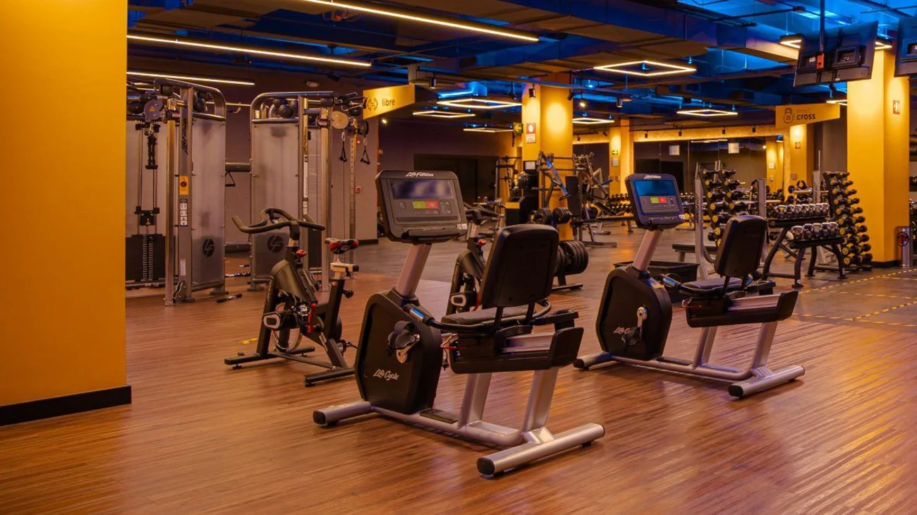 Graban a hombre desnudo en gimnasio; piden aplicar Ley Olimpia