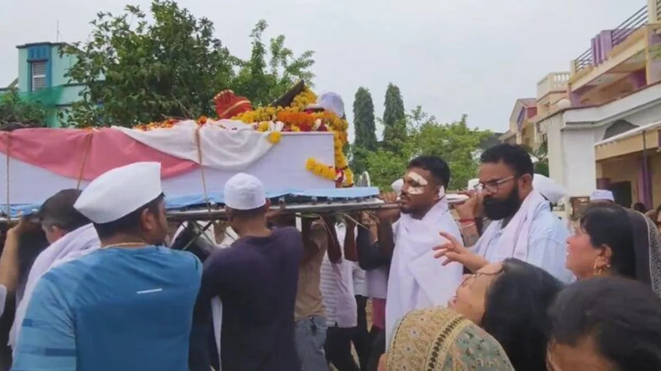 sobreviviente_del_vuelo_de_air_india_en_funeral_de_su_hermano_768x426_6ec97c8d98
