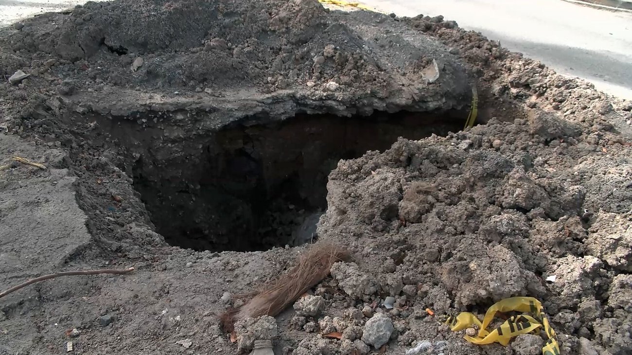 Enorme socavón en medio de una avenida en Apodaca