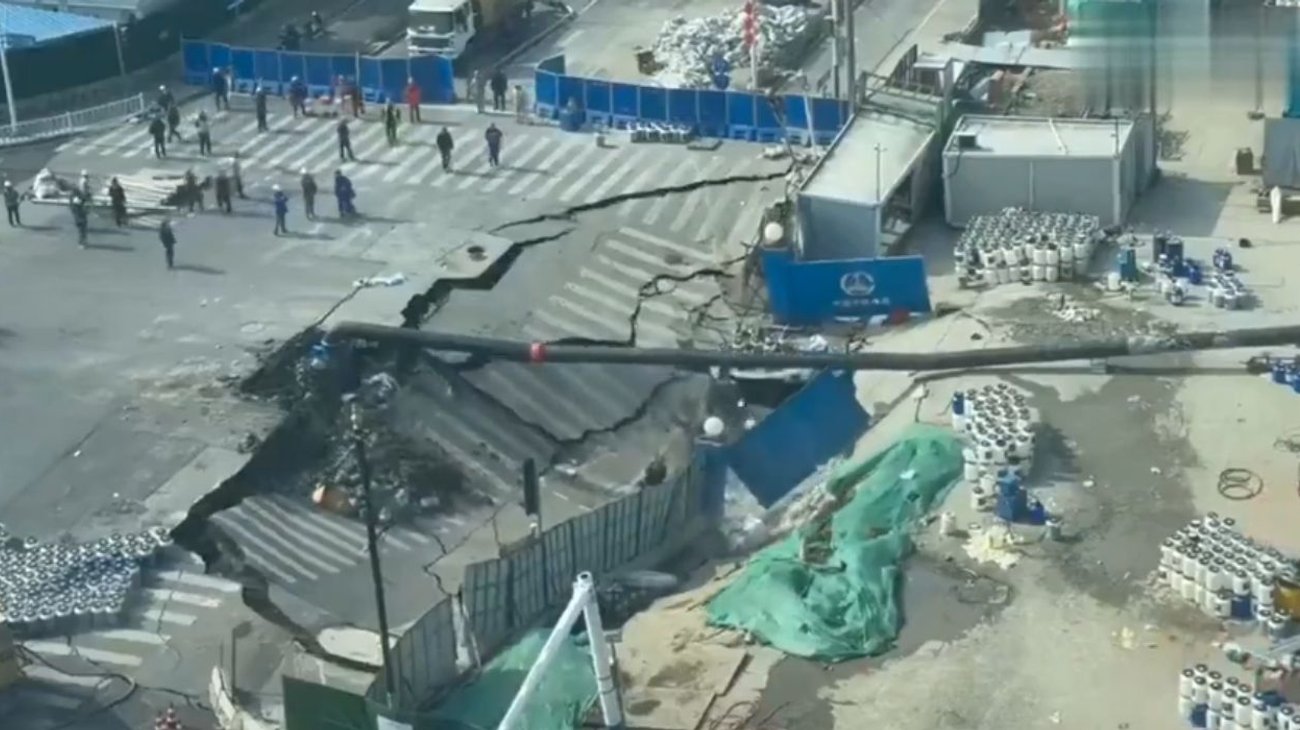 Aparece socavón gigante durante obras del metro en Shanghái