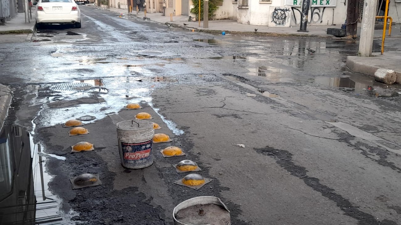 Aqueja fuga de aguas negras a peatones del Centro regio