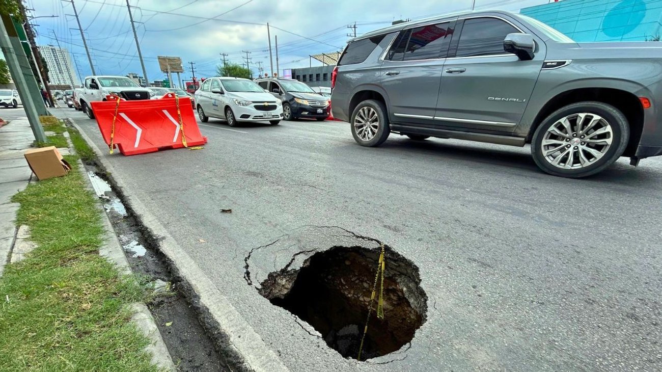 Socavón pone en riesgo a conductores en Av. Pablo González Garza