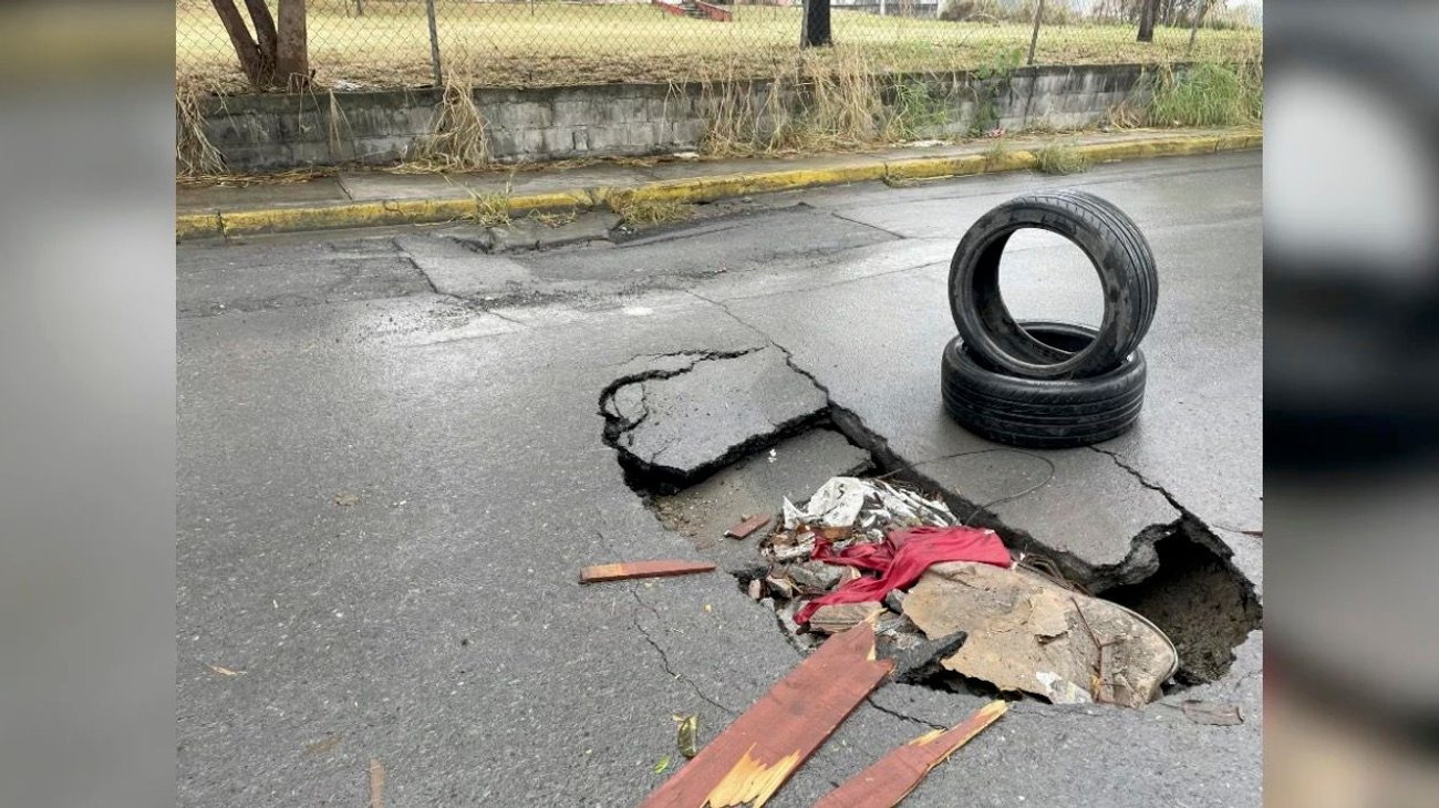 Se abre socavón en la colonia La Floresta; vecinos alertan riesgo