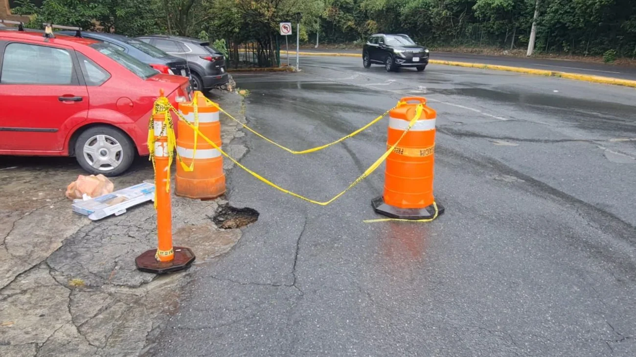 Socavón en avenida de San Pedro pone en riesgo vehículos