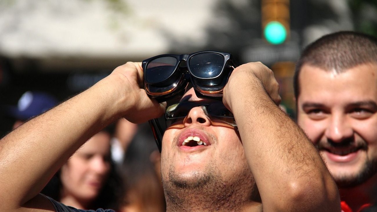 ¿Cómo saber si te dañaste los ojos por ver el eclipse?