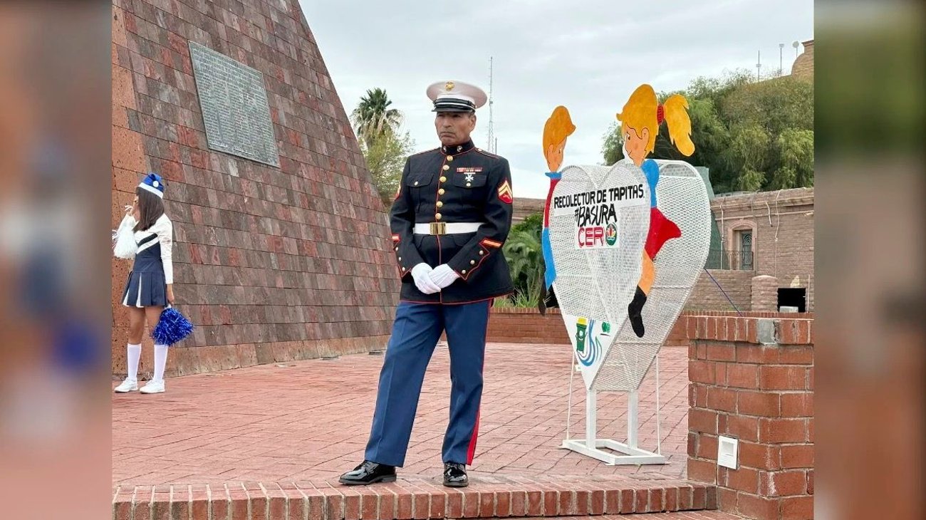 Aparece soldado enamorado en monumento a los Fundadores