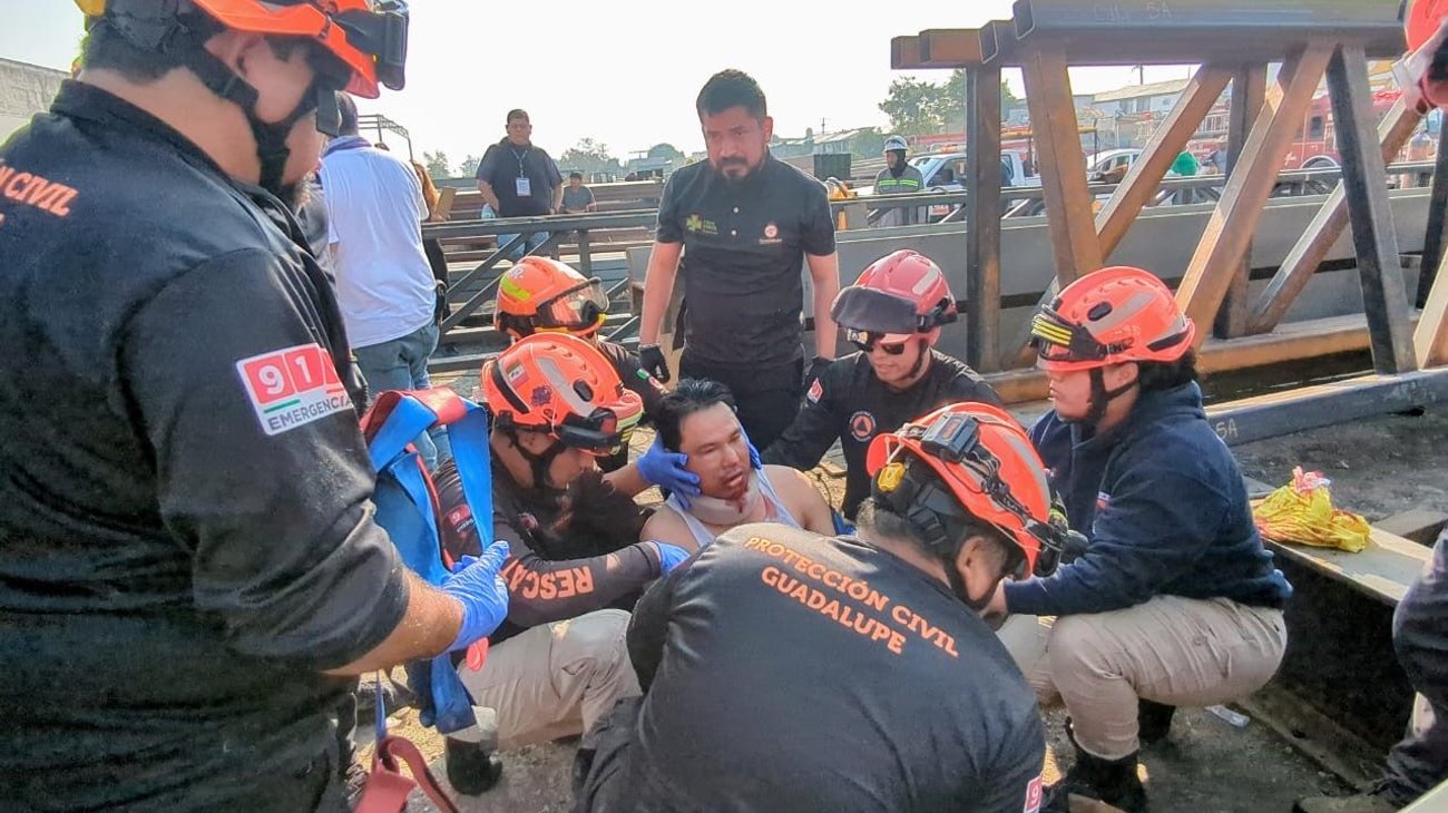 Soldador resulta lesionado tras accidente con grúa en Guadalupe