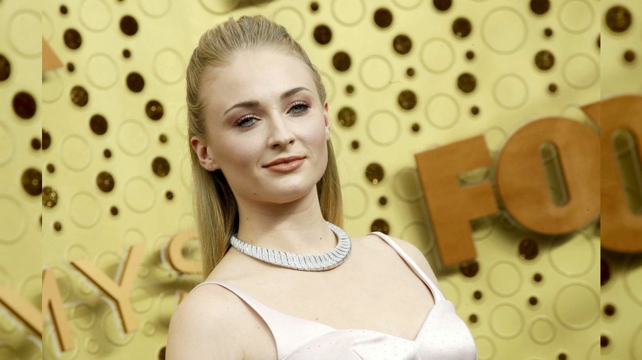 Detiene rodaje de Tomb Raider lesión en espalda de Sophie Turner