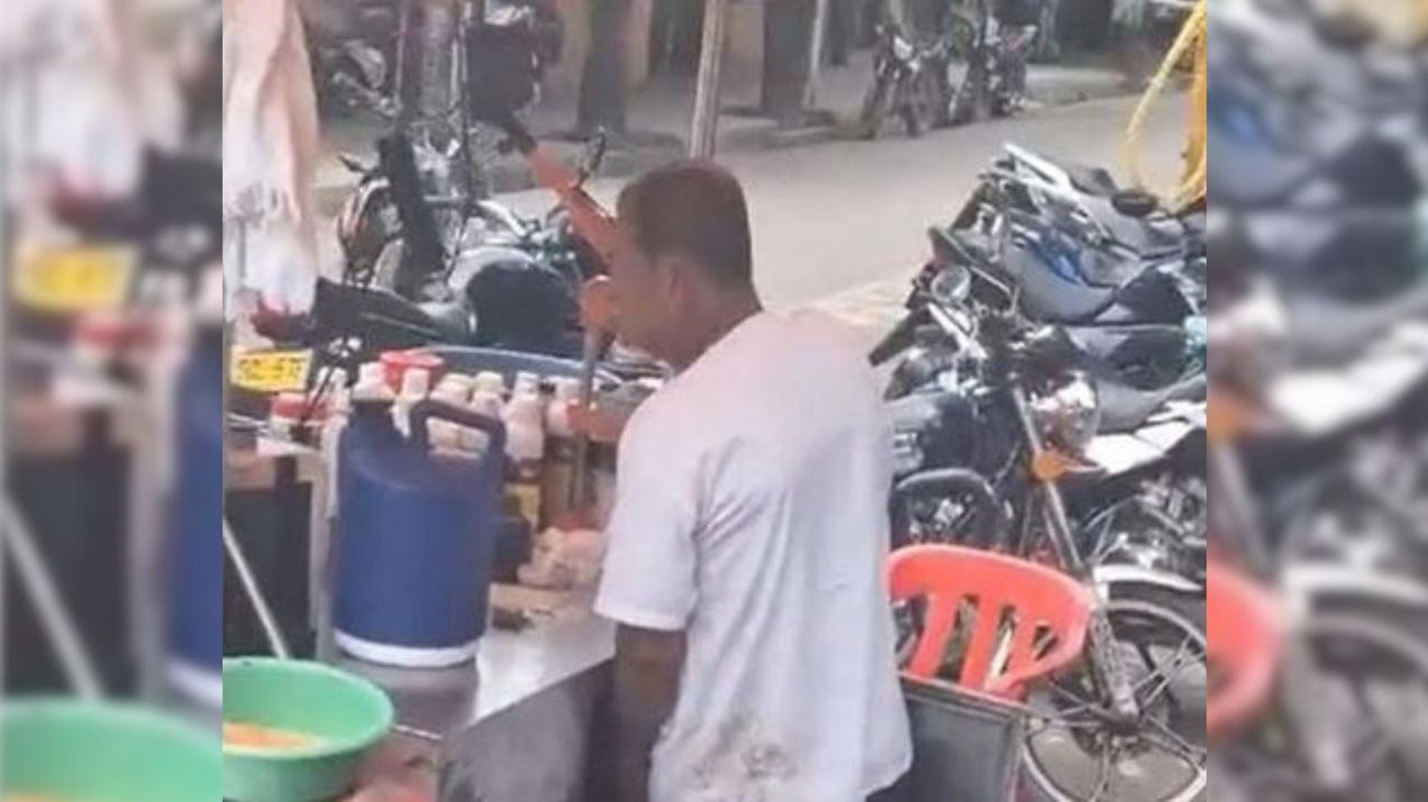 Video: Sorprende a vendedor orinando en su puesto de comida