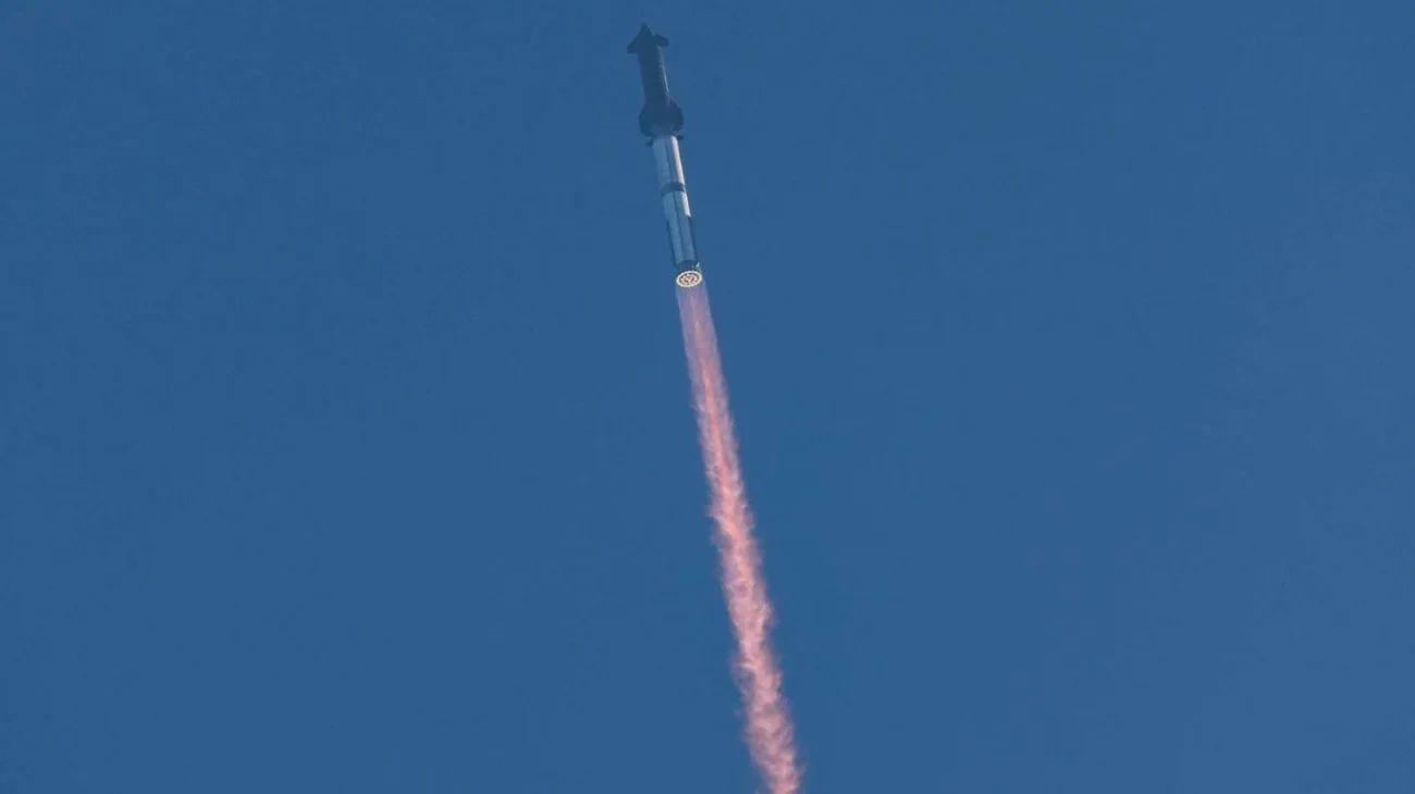 SpaceX logra éxito en prueba de Starship con Trump presente